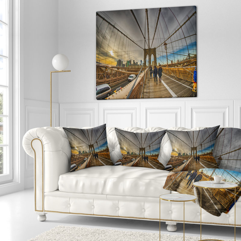 Coussin décoratif "Design Strolling on Brooklyn Bridge" Designart, 16 po x 1 po, Type de produit
