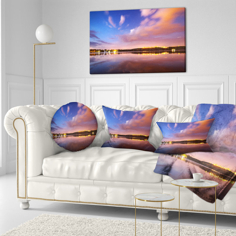 Coussin lombaire nuit au dessus de la rivière avec des nuages