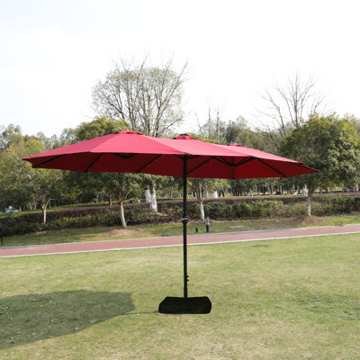 Grand parasol de patio extérieur double 15 x 9 pi - rouge avec base. Espace d'ombrage supplémentaire pour la cour arrière, la piscine. Protection contre les intempéries, structure en acier, manivelle pratique, conception d'évent dans le jardin, la cour arrière.