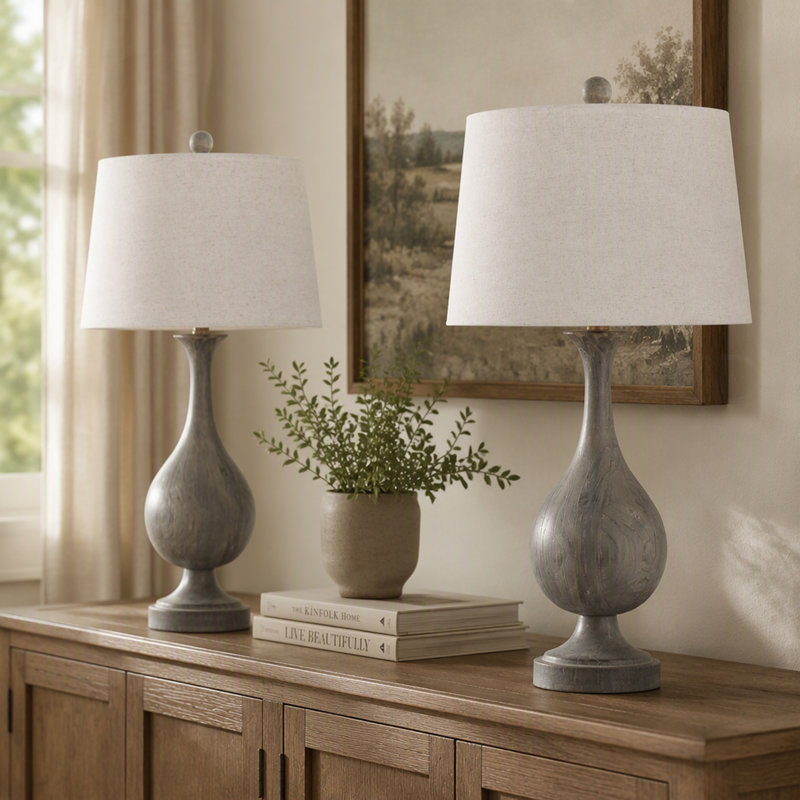 Ensemble de 2 lampes de table Cipolla Poly 29 po en polyrésine avec fini bois poudré acide, laiton vieilli et abat-jour en lin naturel, de la galerie Grandview.