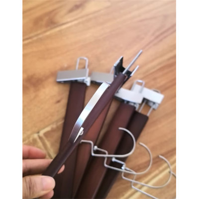 Cintre pour pantalons en bois massif avec pinces