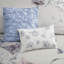 Édredon pour grand lit 8 pièces en coton bleu avec une élégance chic et décontractée, un magnifique motif floral comprenant 1 édredon, 2 taies décoratives européennes, 3 coussins décoratifs assortis, une jupe de lit et un fer à vapeur-128745190-128745193