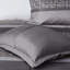 Ensemble de couette 7 pièces pour lit Queen. Gris/taupe. Comprend une couette, 2 taies d'oreiller, 3 coussins décoratifs et 1 cache-sommier. Entretien facile avec un linge brun uni lavable à la machine.