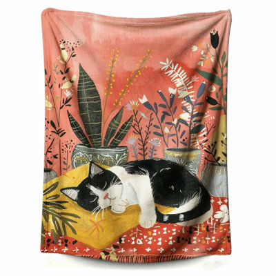 Couverture pour chat dormant sur des coussins jaunes décoratifs pour literie adulte
