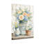 Arrangement floral de plantes et fleurs sur une tablette en bois-2077203595