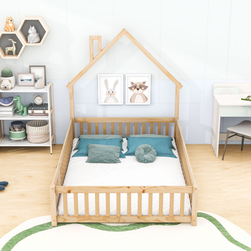 Lit double en bois avec clôture en forme de maison et clôture, Naturel