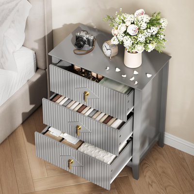 Commode 3 tiroirs pour chambre à coucher, commode en bois l 27,5 po avec poignées en métal, rangement cannelé, table de chevet étroite pour commode, gris