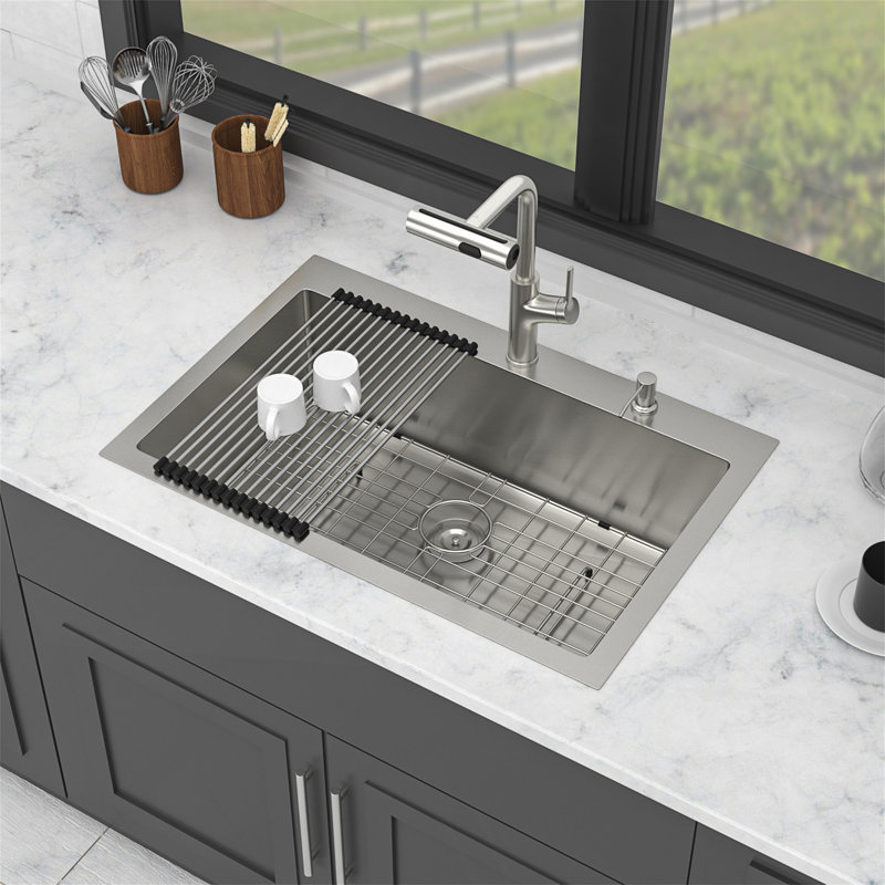 Évier de cuisine encastré en acier inoxydable de 30 pouces avec robinet coulissant et distributeur de savon intégré pour une cuisson efficace, silencieuse et élégante.