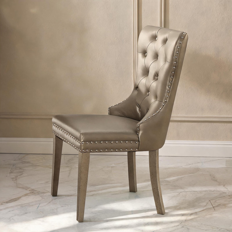 Chaises d'appoint en similicuir champagne pour la salle à manger, ensemble de 2, à oreilles avec garniture cloutée