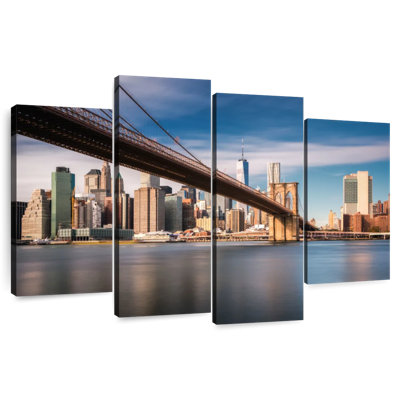 Nicci reliant le pont de Brooklyn