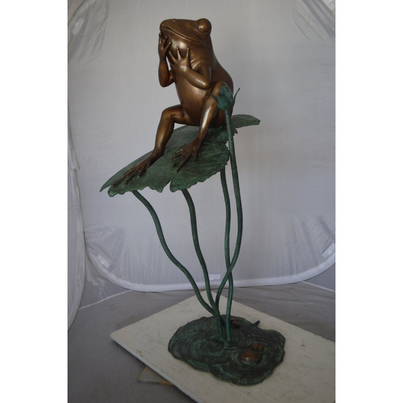 Statue de grenouille en bronze avec lotus - Taille: L 22 po x l 20 po x H 44 po.