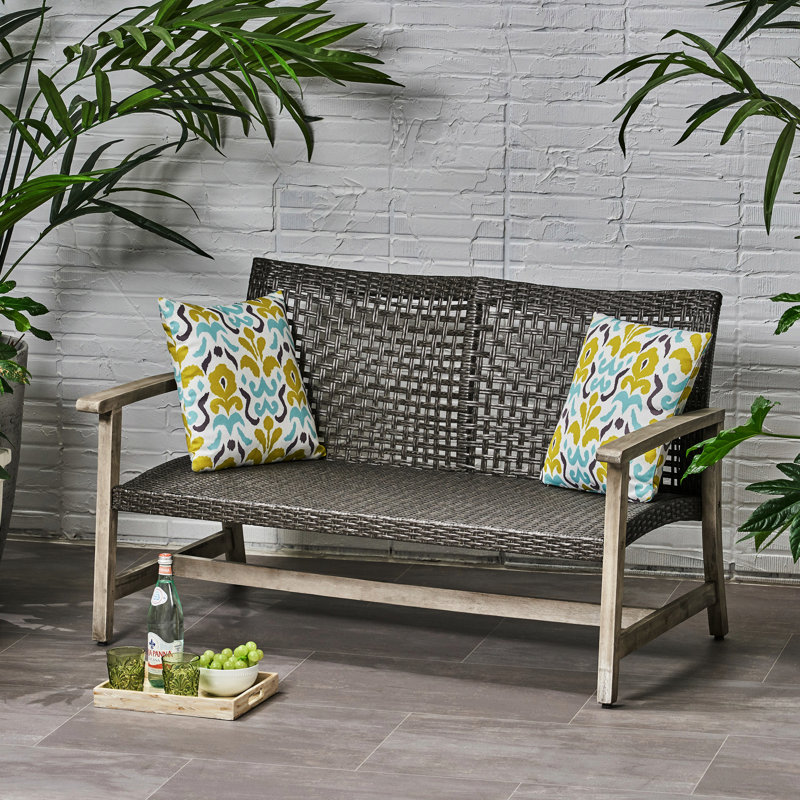 Patio gris avec sièges, structure en bois robuste et accents de fer, extérieur durable en gris, siège tissé, accents de structure robustes