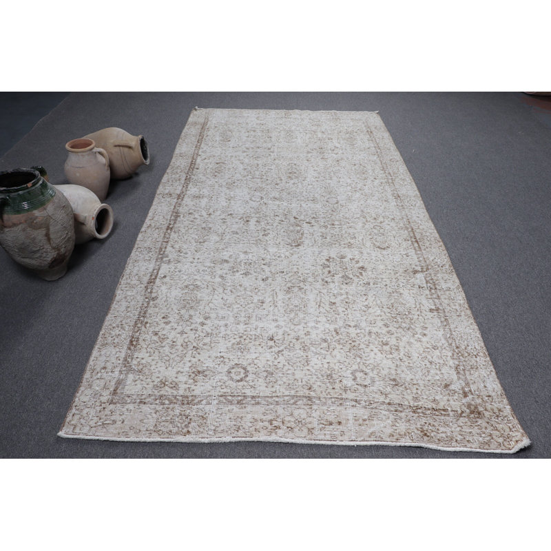Élégant tapis turc beige et brun avec motif floral pour la décoration intérieure avec une touche de style bohémien