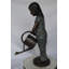 Statue de fille jardinage en bronze - fontaine - Taille: L 27 po x l 14 po x H 41 po.