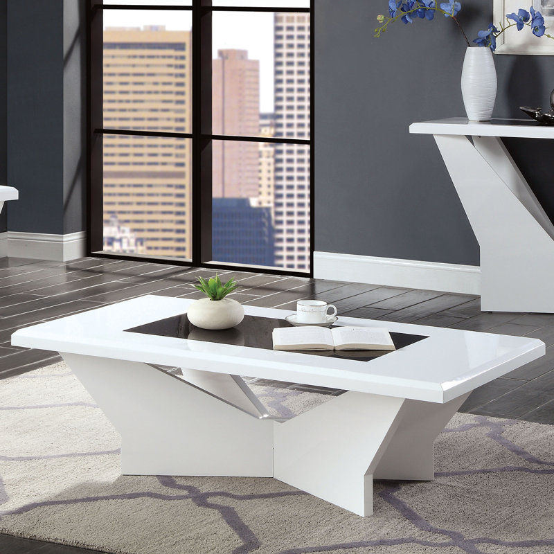 Table basse contemporaine avec plateau ultrabrillant et base géométrique