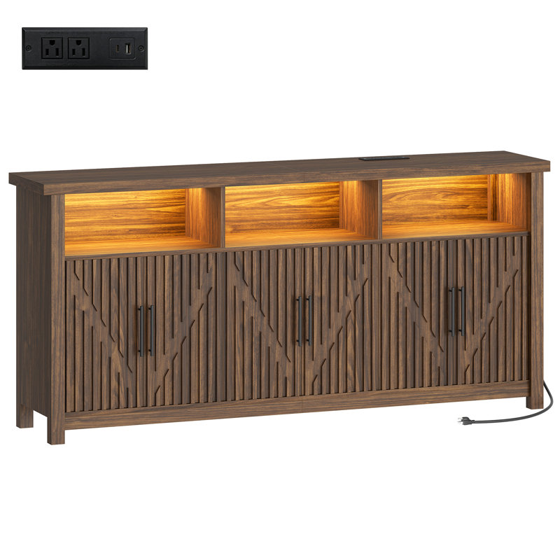 Buffet de 170 cm avec éclairage DEL et prises électriques, en noyer, avec 6 portes cannelées en forme de V et étagères réglables, pouvant servir de coin café ou de meuble TV.