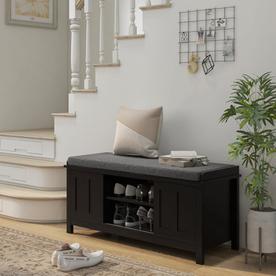 Le repose-pieds de rangement pour hall d'entrée avec portes coulissantes, tablettes réglables, 6 compartiments et siège rembourré peut contenir 10 paires