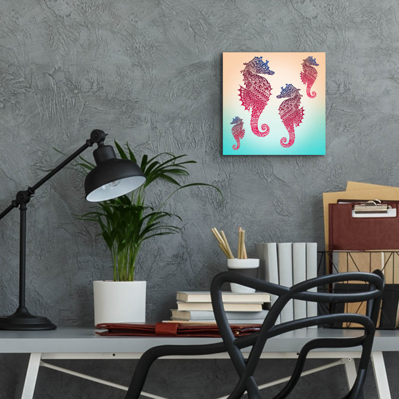 "Motif hippocampe" par Mark Ashkenazi, H 12 po x l 12 po x P 0,13 po