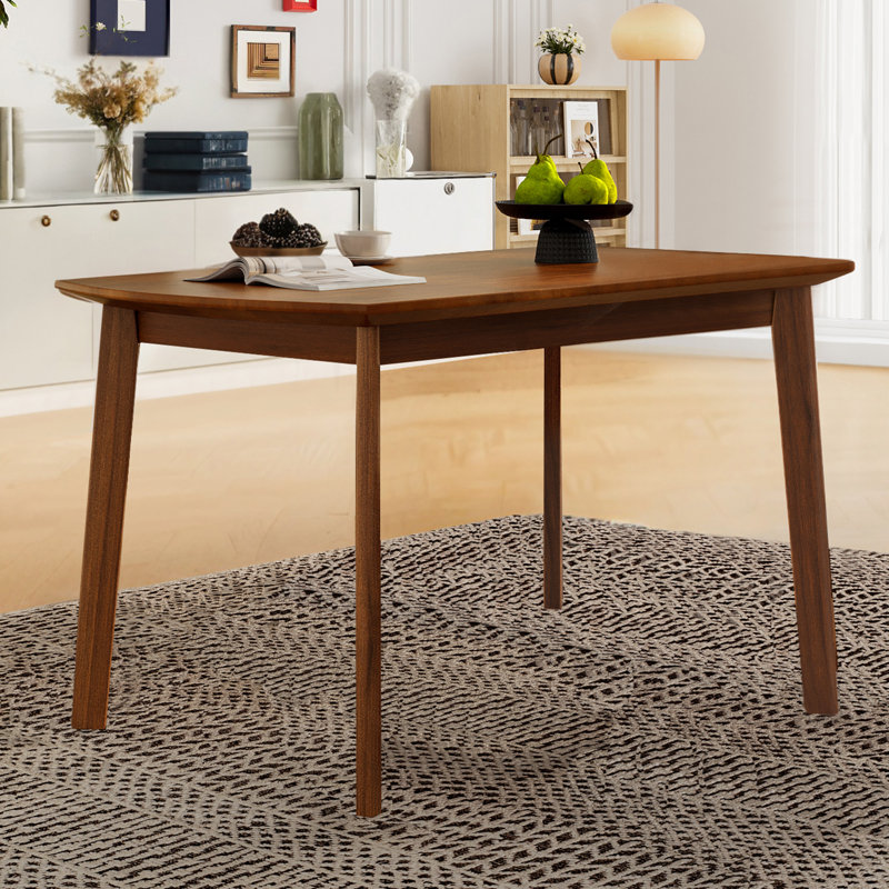 Table de salle à manger en bois avec quatre pieds robustes