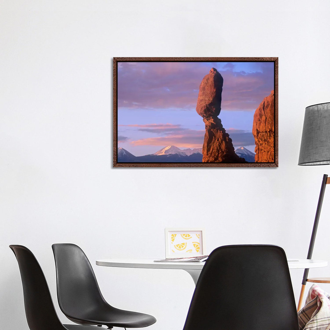 La Sal Mountains und Balanced Rock, Arches National Park, Utah von Tim Fitzharris - Galerie-verpackte Leinwand Giclée au...