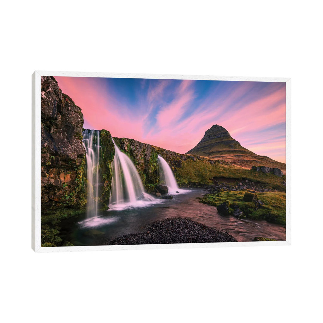 Island, Kirkjufellsfoss. Wasserfall bei Sonnenaufgang. von Jaynes Gallery - Gallery-Wrapped Canvas Giclée on Canvas