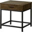 Élégante table de bout carrée en chêne brun et noir sablé, parfaite pour les intérieurs modernes et polyvalente dans n'importe quelle pièce.