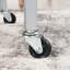 Élégant chariot à roulettes contemporain avec finition argentée, deux tablettes en verre, verrouillables pour les espaces de vie et tablettes grises durables pour la cuisine, installation rapide