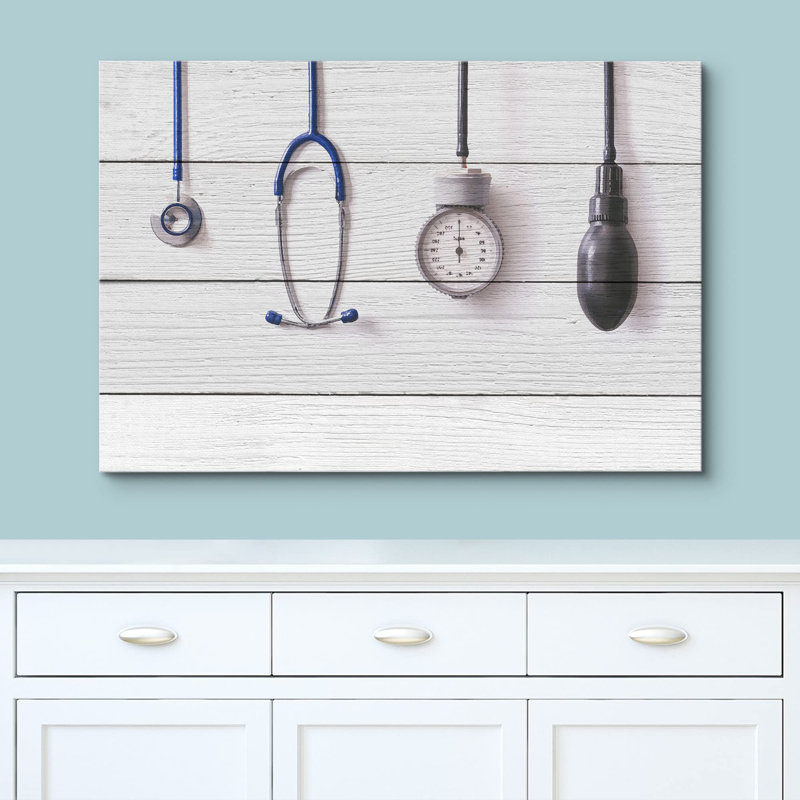 Stéthoscope médical et outils de mesure de la pression sanguine sur des panneaux d'effet en bois, H 32 po x l 48 po
