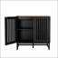 Armoire de style moderne avec porte à lattes rayée, panneau de fibres à densité moyenne de haute qualité et pieds en métal pour un rangement durable