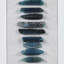 Décoration murale dimensionnelle en agate bleue encadrée - agate teinte céruléenne naturelle, contraste blanc doux, couvercle en verre, cadre noir, art d'intérieur, base, anneaux en D