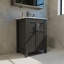 Une armoire de salle de bain noire de 24 pouces, jumelée à un lavabo en céramique blanche, présente un design moderne et est faite de matériaux imperméables et durables.
