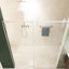 Porte de douche de salle de bain, l 56 à 60 po x H 70 po, verre trempé de 8 mm, porte coulissante en nickel brossé et en verre épais imperméable, barre à serviettes coulissante, couche de nettoyage double face et tampon moderne