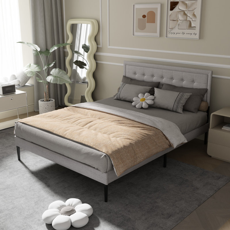 Grand lit moderne rembourré pour une chambre à coucher élégante et confortable avec une base en lattes de bois en tissu