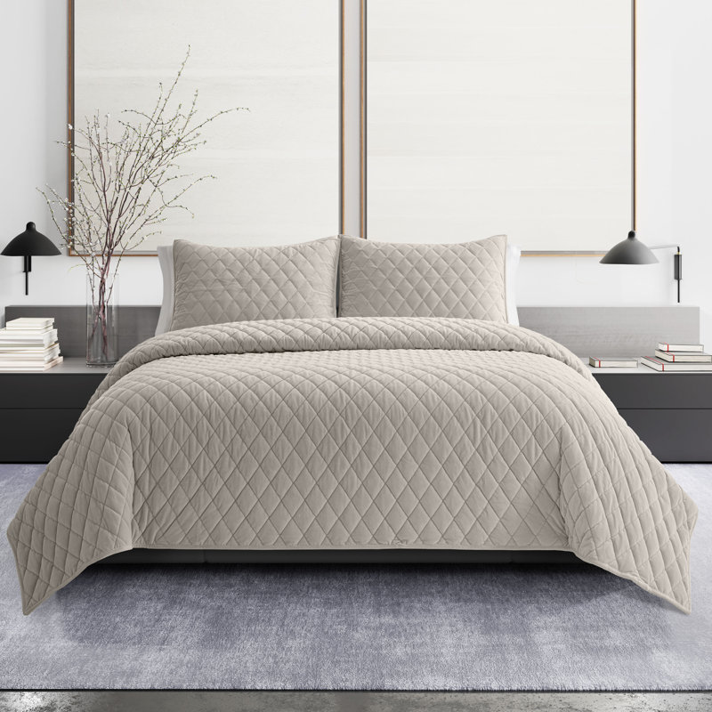 Vera Wang Diamond Velvet Quilt Set, King Quilt + 2 King Shams, Beige