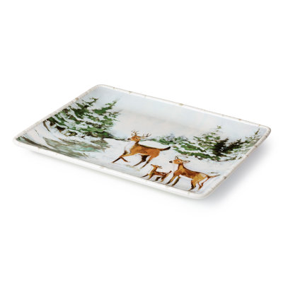 Plateau rectangulaire Winter Cabin - Une grande surface de service en céramique illustrée de 16 x 12 pouces encadrée par un paysage boisé d'hiver, parfaite pour la pièce maîtresse de chaque fête des Fêtes.