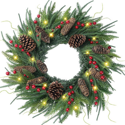 Couronne de Noël artificielle en pin de Norfolk de 61 cm (24 pouces) au toucher réaliste, ornée de baies rouges et de pommes de pin, idéale pour décorer votre porte d'entrée, votre intérieur ou votre extérieur, dans une ambiance champêtre ou pour les fêtes de fin d'année.