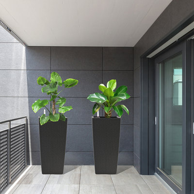 Grand pot à fleurs avec trous de drainage et plateaux intérieurs