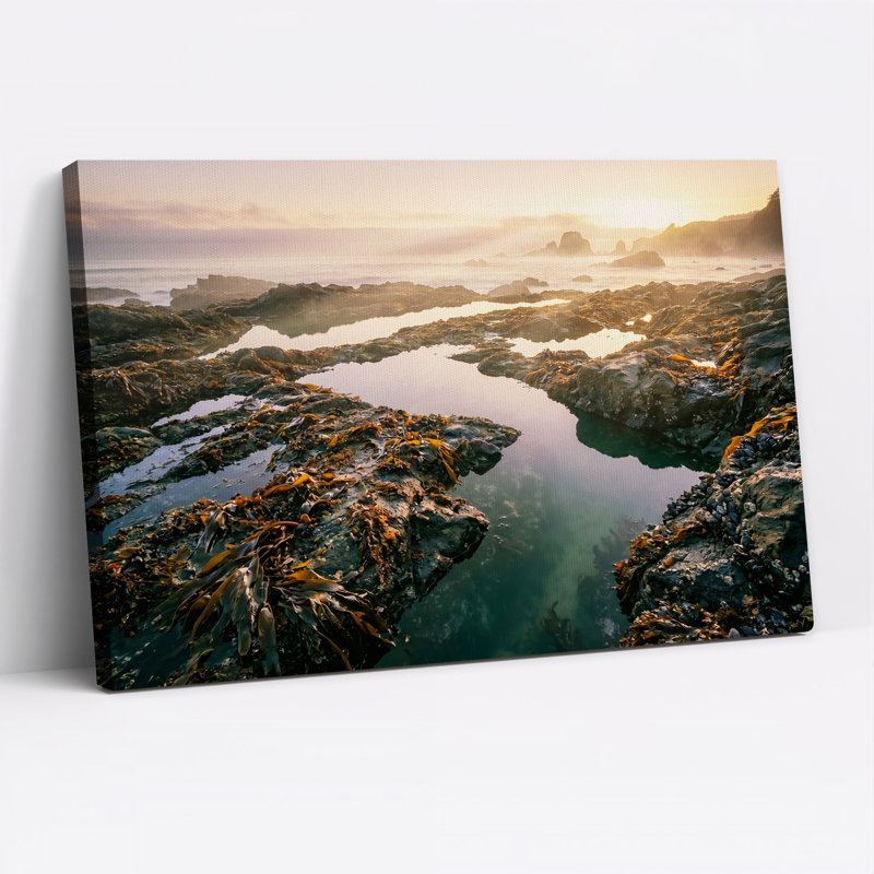 Tableau sur toile représentant des bassins rocheux et des pitons rocheux au coucher du soleil, 12"H x 18"W
