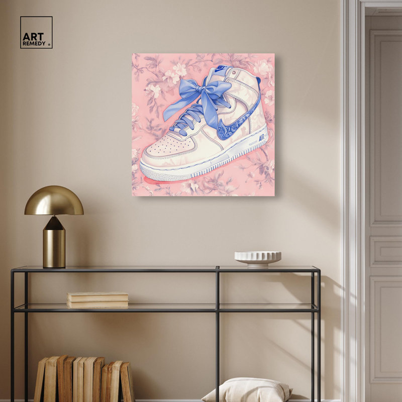 «Blue Bow Sneaker» par Art Remedy, H 12 po x l 12 po, Toile tendue, Toile tendue