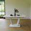 Table extensible blanche avec pieds élégants en forme de U pour une ambiance élégante
