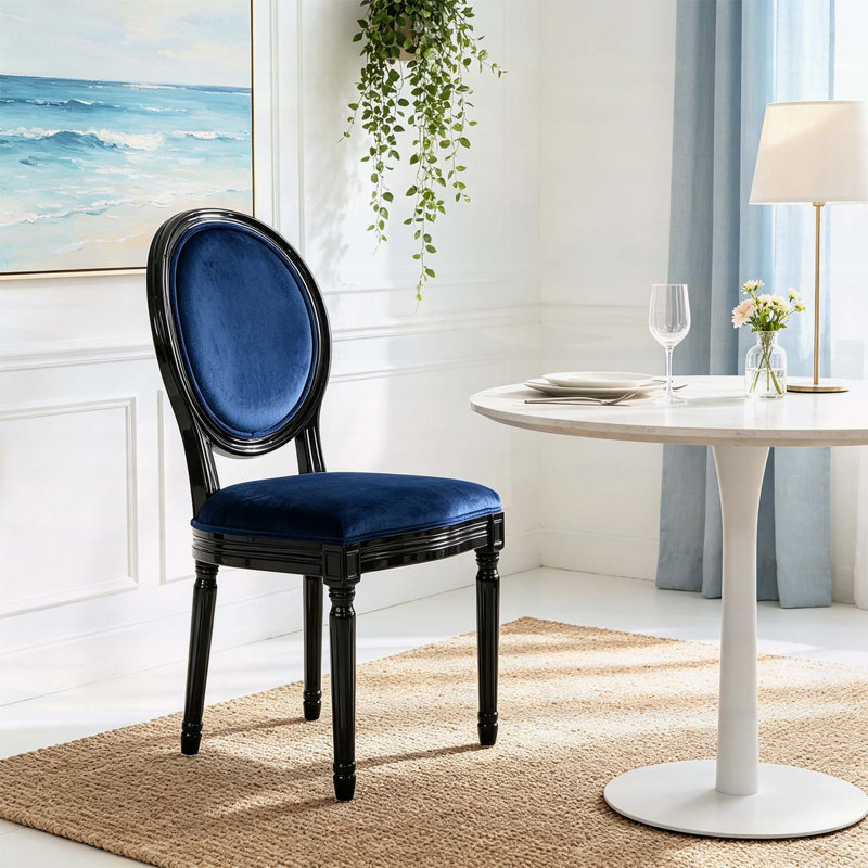 Chaises de salle à manger d'inspiration campagnarde française, revêtues de velours, avec dossier rond et pieds cannelés, parfaites pour une assise élégante et confortable.