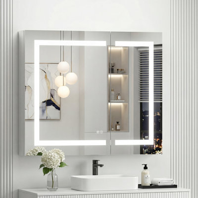 Armoire à pharmacie encastrée et à fixation murale à DEL avec miroir anti-buée, prises encastrées et tablettes de rangement à 3 couches