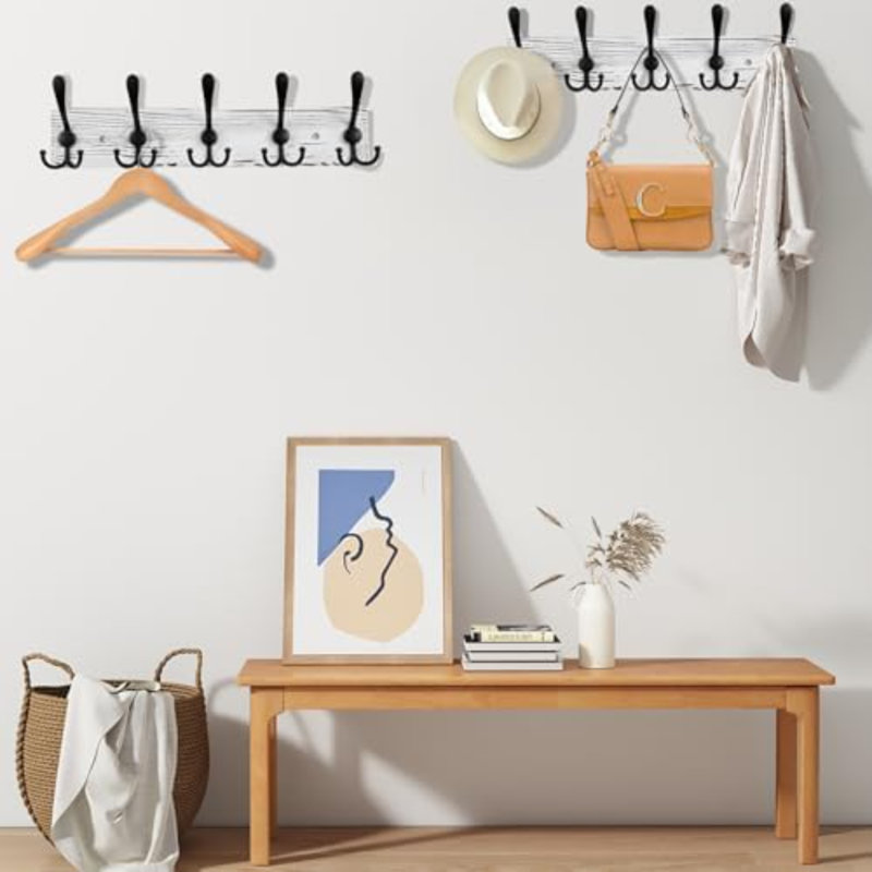 Portemanteau mural en bois de pin véritable, 43 cm (16,9 po), blanc, avec 5 crochets triples noirs pour suspendre les manteaux, les chapeaux et les vestes.