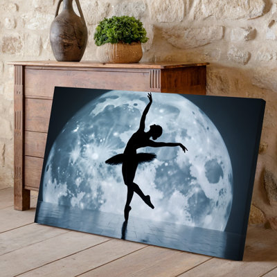 Toile, "Graceful Ballet Dancer Strikes An Elegant Pose in Front", art mural d'une grande lune lumineuse projetant une silhouette frappante