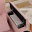 Canapé inclinable simple avec dossier réglable manuellement, port de charge USB sur le côté de l'accoudoir, support pour téléphone inclus, rangement caché pour l'accoudoir et repose-pieds de rangement assorti - rose-608881412