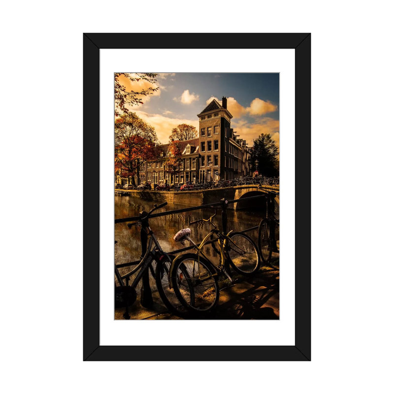 Amsterdam III, reproduction sur toile, H 24 po x l 16 po x P 1 po, Papier d'art encadré noir, Blanc