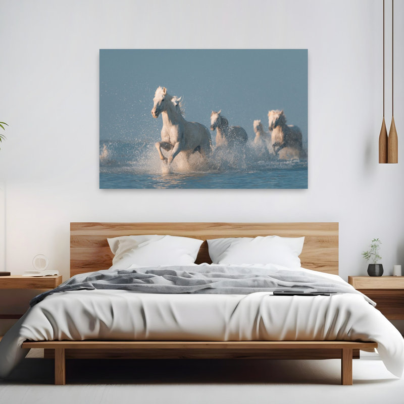 Chevaux blancs qui courent dans la nature, 40" H x 60" W