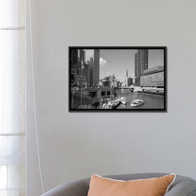 «1960s Chicago River from Michigan Avenue Sun Times Building on Right and Bateaux in River», reproduction de photo sur toile tendue