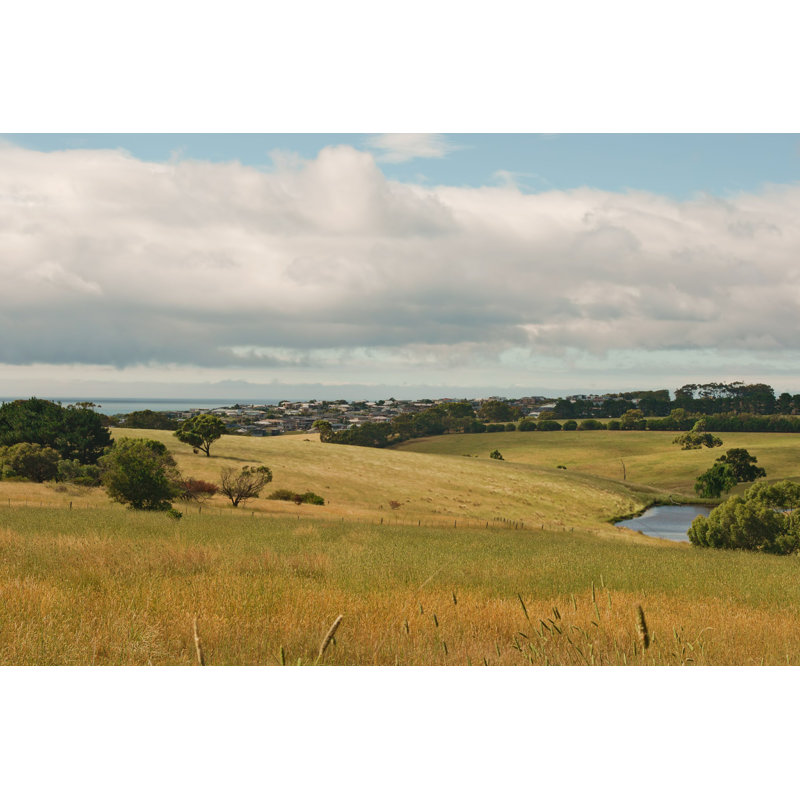Crops, Hills And Pond - Photographie sur toile tendue, H 20 po x l 30 po