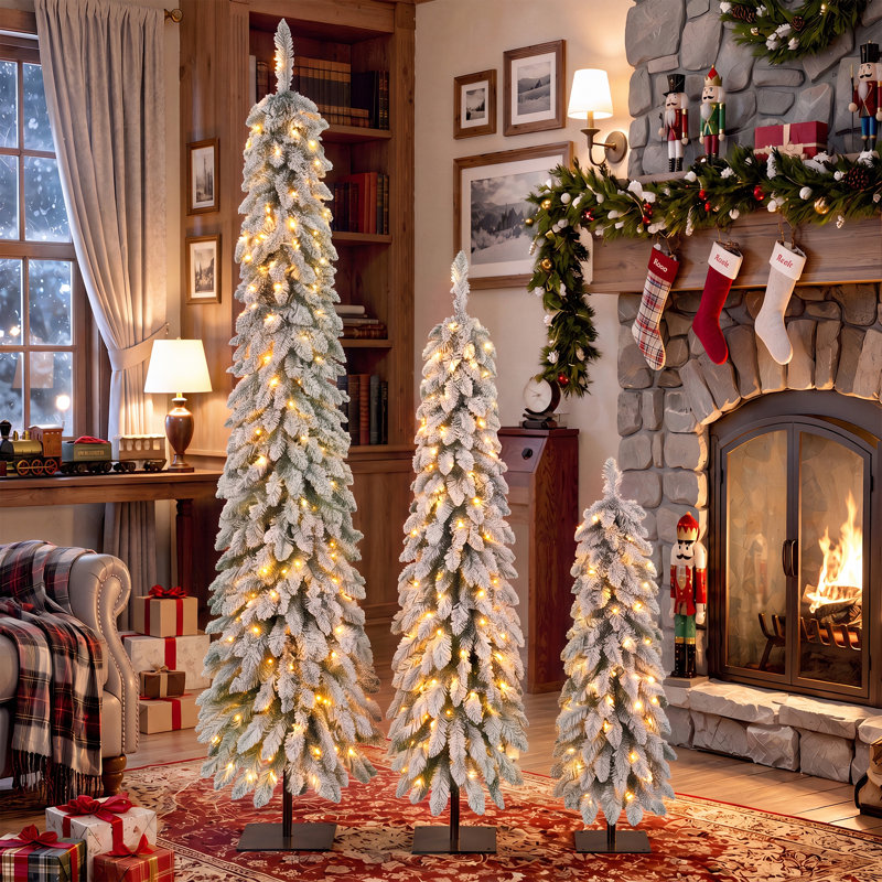 Ensemble de 3 sapins de Noël artificiels fins, pré-illuminés et enneigés (1,2 m, 1,8 m et 2,4 m), 750 extrémités de branches, 480 lumières DEL avec 8 modes d'éclairage, lumière chaude et base plate en métal pour la décoration intérieure des fêtes.